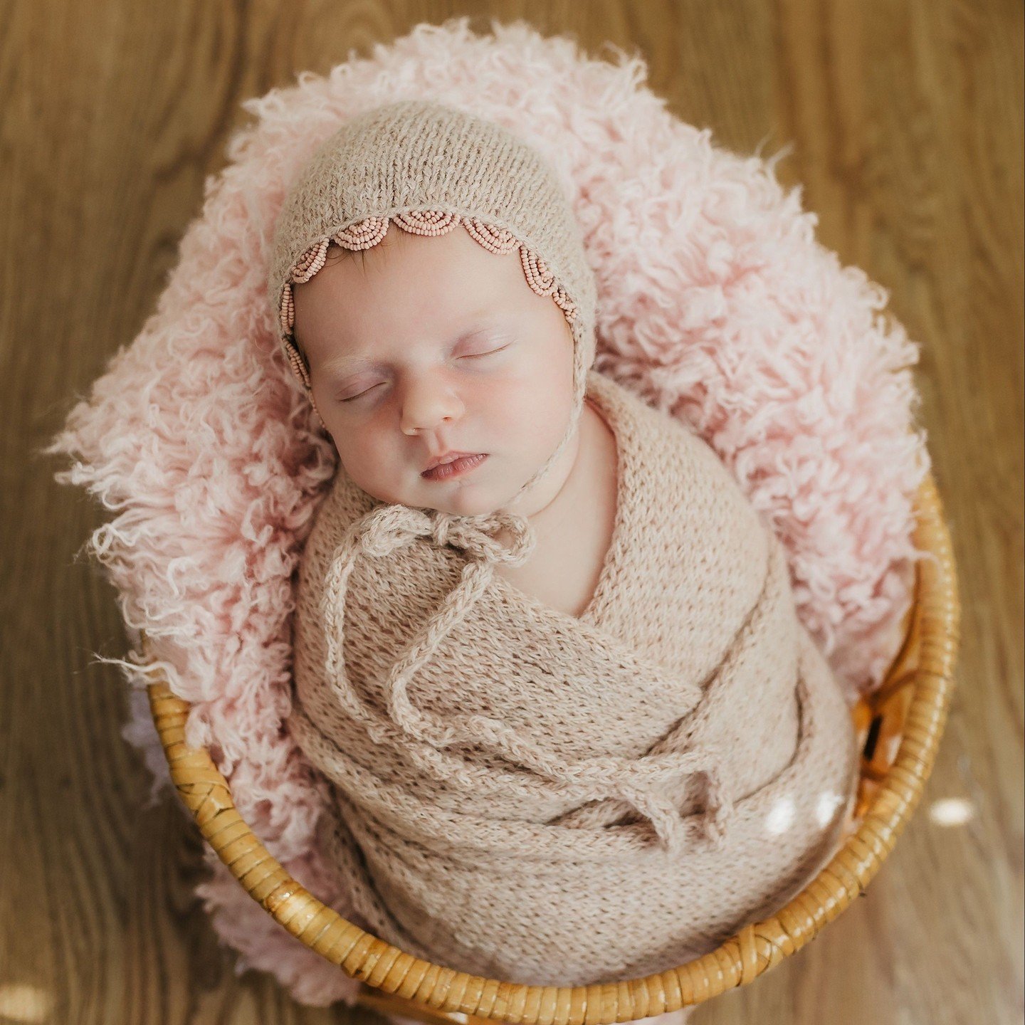 Newborn sleeping photos need to be taken before the baby is 15 days old! If you are looking for this option, keep in mind that the timing is everything 💞⁠
.⁠
.⁠
.⁠
.⁠
.⁠
.⁠
.⁠
#bayarea #bayareamoms #bayareakids #bayareaphotographer #bayareanewbornph