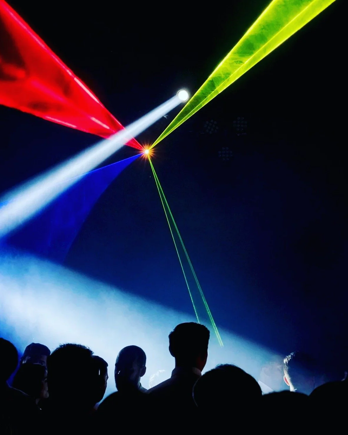 A laser-filled after-party, music shaking the room, and a couple owning the night, no rules, just energy.
This is wedding photography after dark.

Planning @preminievents 
Capture @andreassellinidis 
Venue @nobuloscabos 

#destinationweddingphotograp