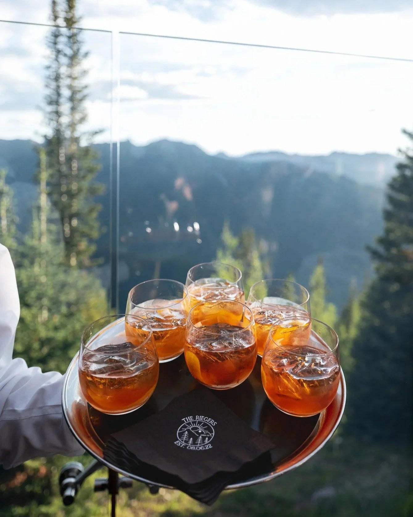 Cocktail hour, Colorado style.
Mountains. Summer light. Perfect pours.

Planning &amp; Production: @mountainoccasions @aimeemonihan
Venue: @thelittlenell 
Photographer: @andreassellinidis
Videographer: @weddingvideoscolorado
Florist &amp; decor: @asp