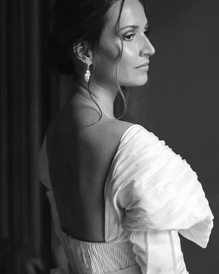 The cut, the fabric, the attitude&hellip; You can instantly tell when a bride approaches it like fashion, not just a moment. She&rsquo;s not dressing up as a bride, she&rsquo;s expressing who she already is.
The ones who stand out are never playing i