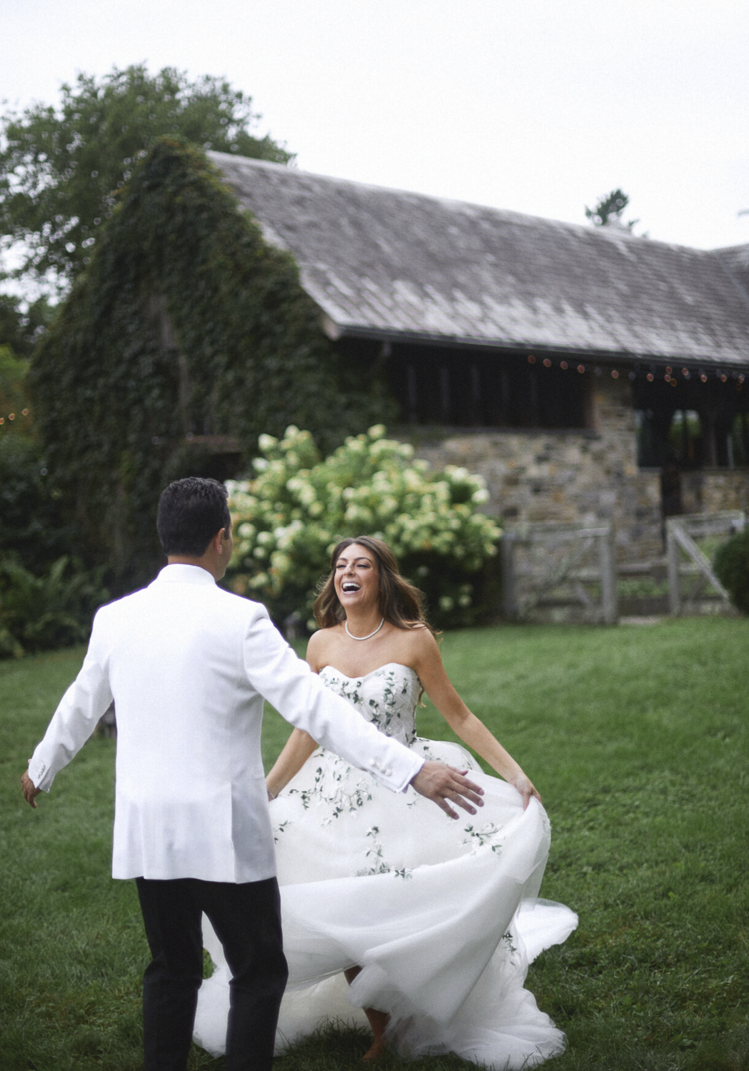 blue_hill_stone_barn_wedding_photographer_0054.PNG