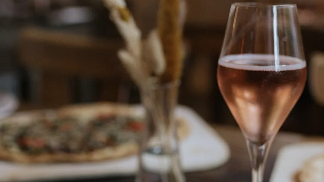 Glas Cremant Rosé.jpeg