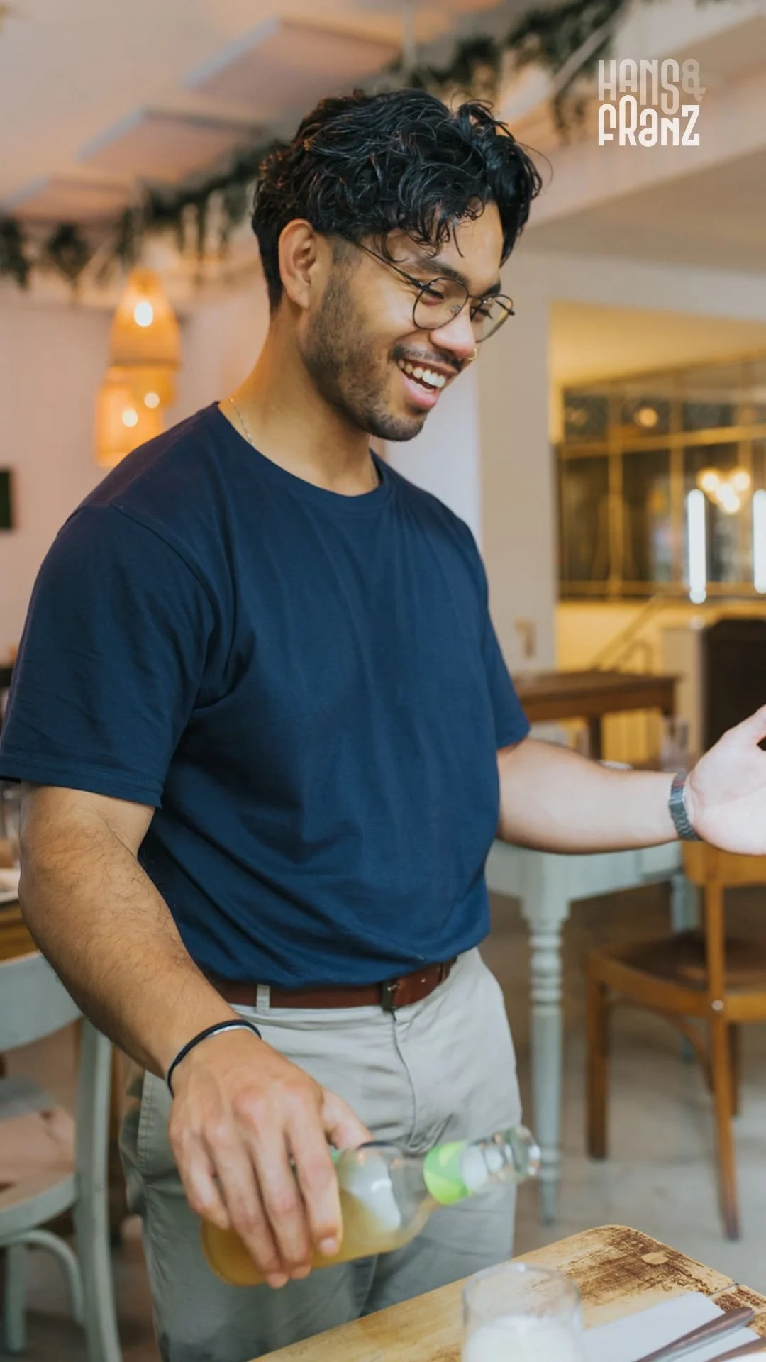 Gut gelaunter Service im Restaurant.JPG