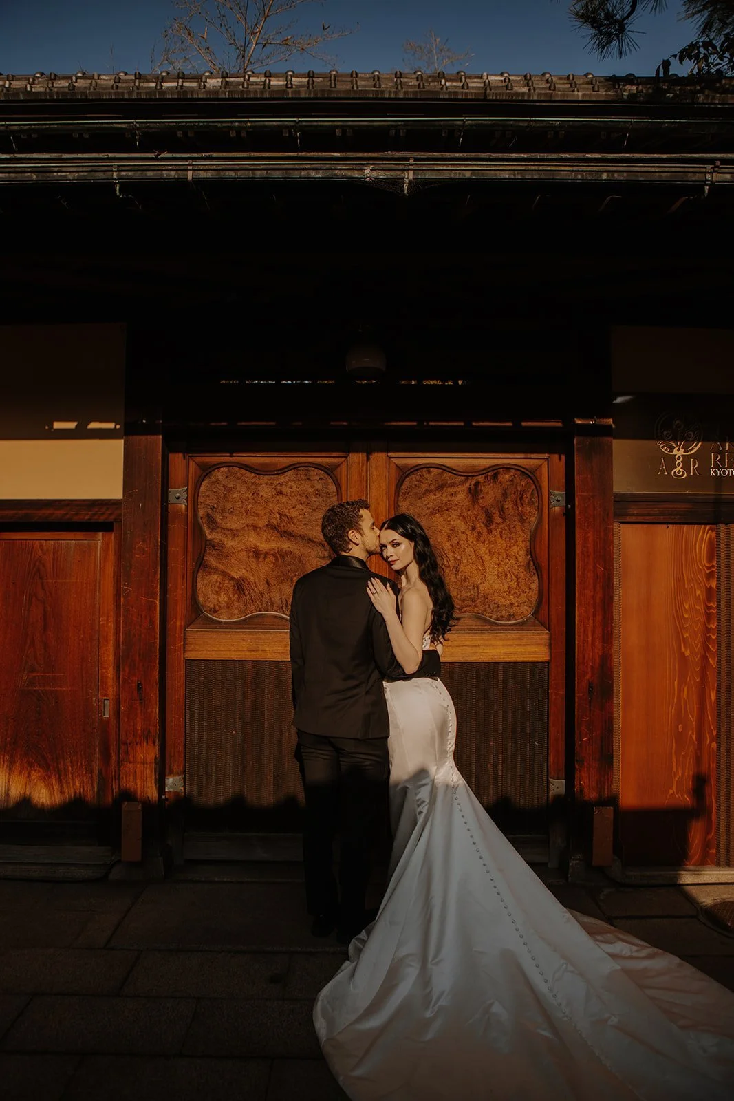 kyoto-ryokan-doorway-couple-01.jpg