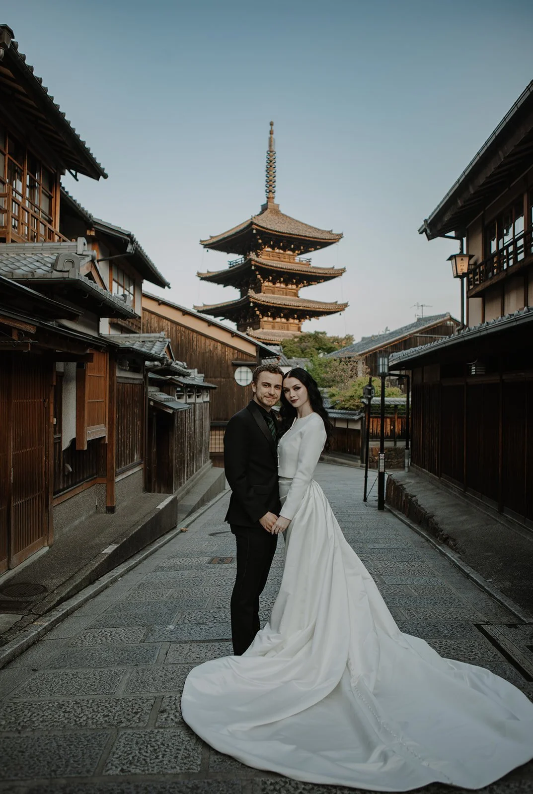 kyoto-higashiyama-pagoda-street-couple-01.jpg