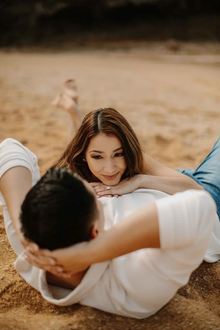 okinawa-engagement-beach-lying-smile-04.jpg
