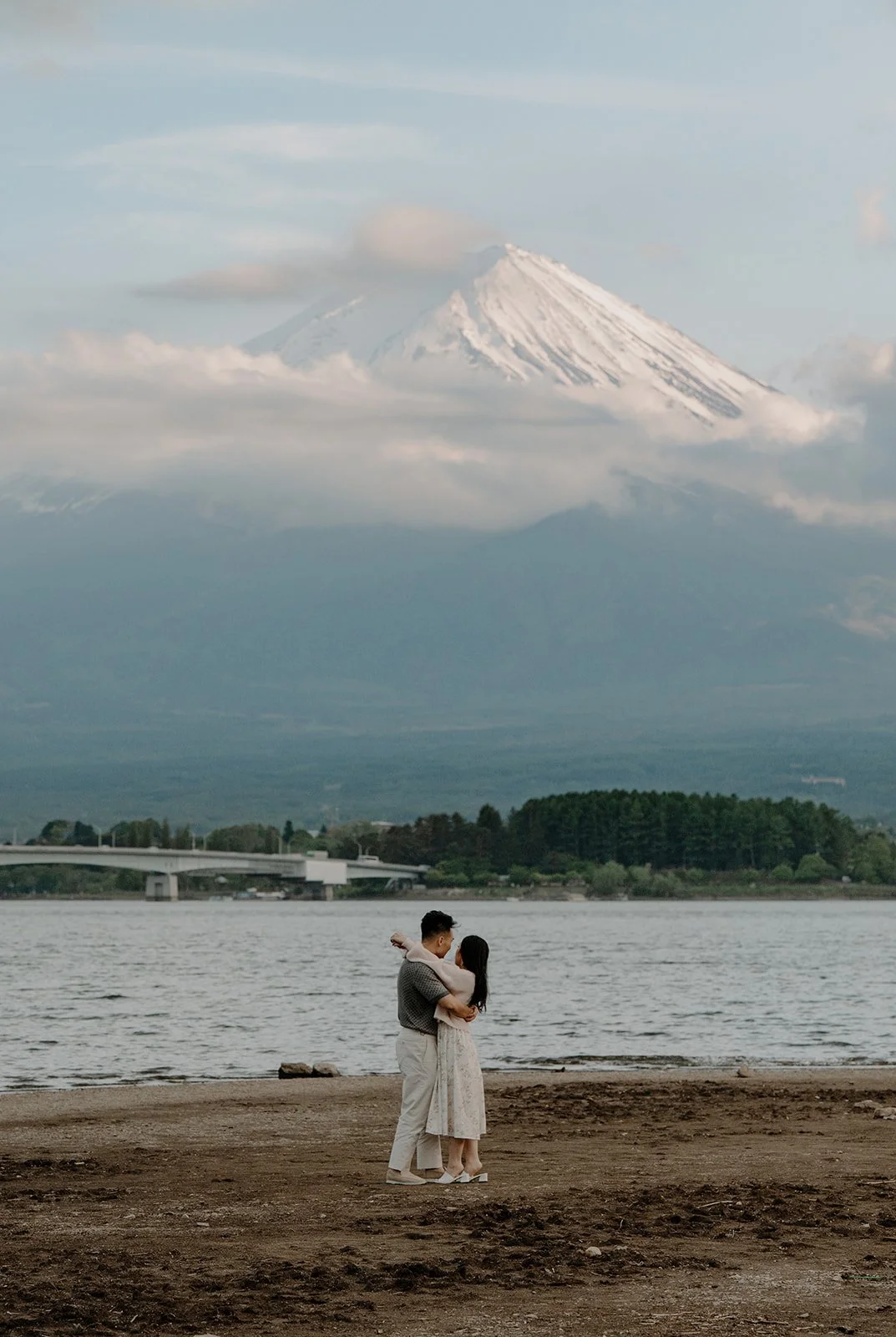 hugging-in-front-of-mount-fuji-and-Lake-Kawaguchiko.jpg
