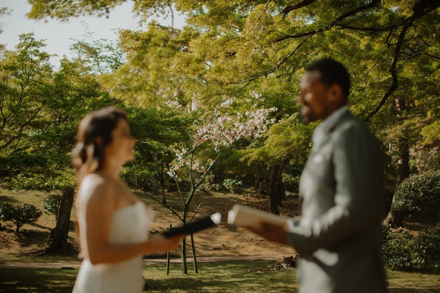 As a Kyoto wedding photographer, I know how to turn even the in between moments of the day into something that feels intentional and elevated.

We started at Teri &amp; Marshall&rsquo;s hotel, taking advantage of the space before heading out. Clean l