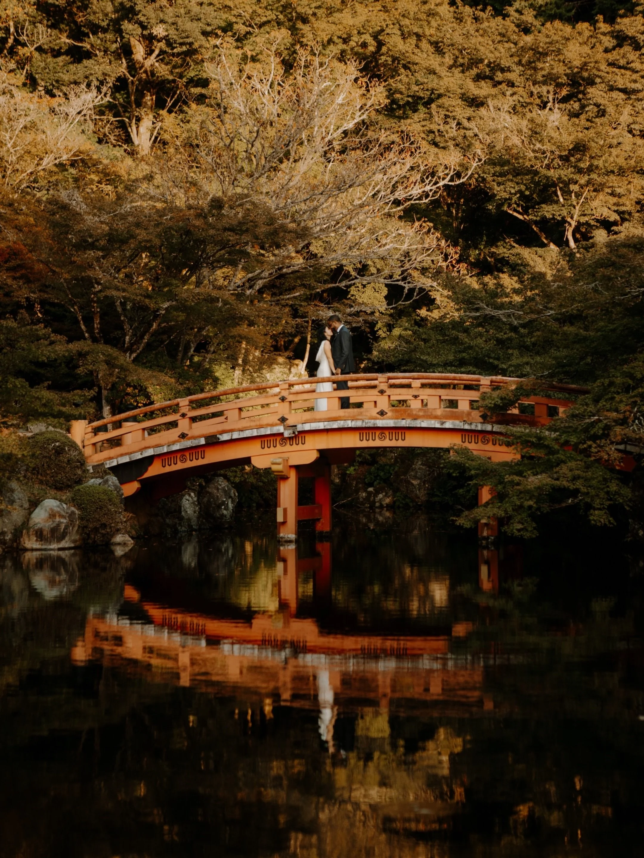 A Kyoto elopement offers a rare mix of traditional temple landscapes and cinematic city scenes, all within a single day.

Kyoto&rsquo;s historic temple grounds are known for their depth and atmosphere. Expansive pathways, centuries old architecture, 