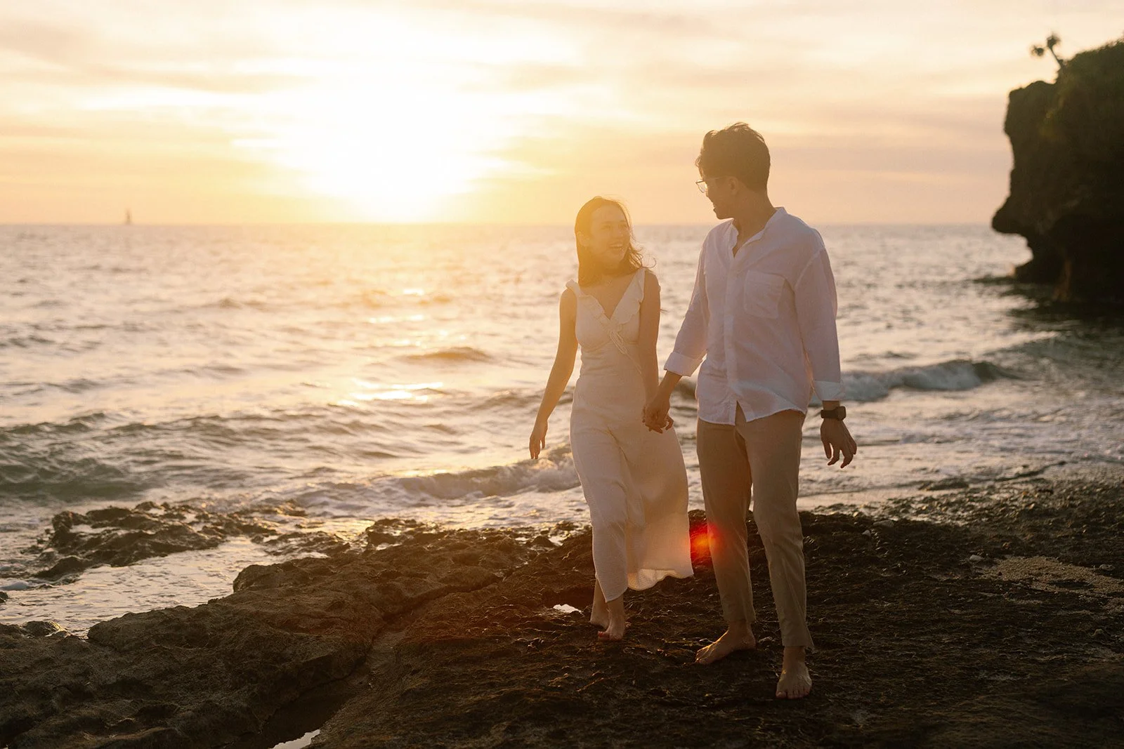 okinawa-proposal-couple-beach-walk-sunset-05.jpg