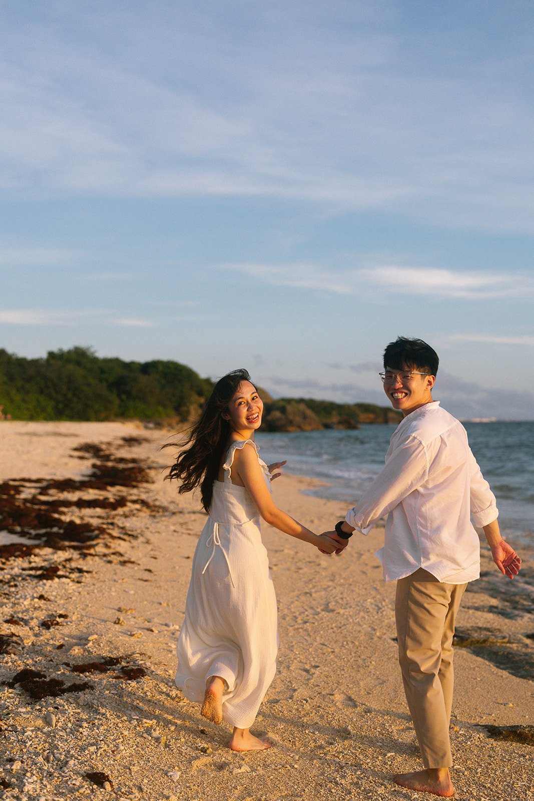 okinawa-proposal-couple-beach-walk-laughing-09.jpg