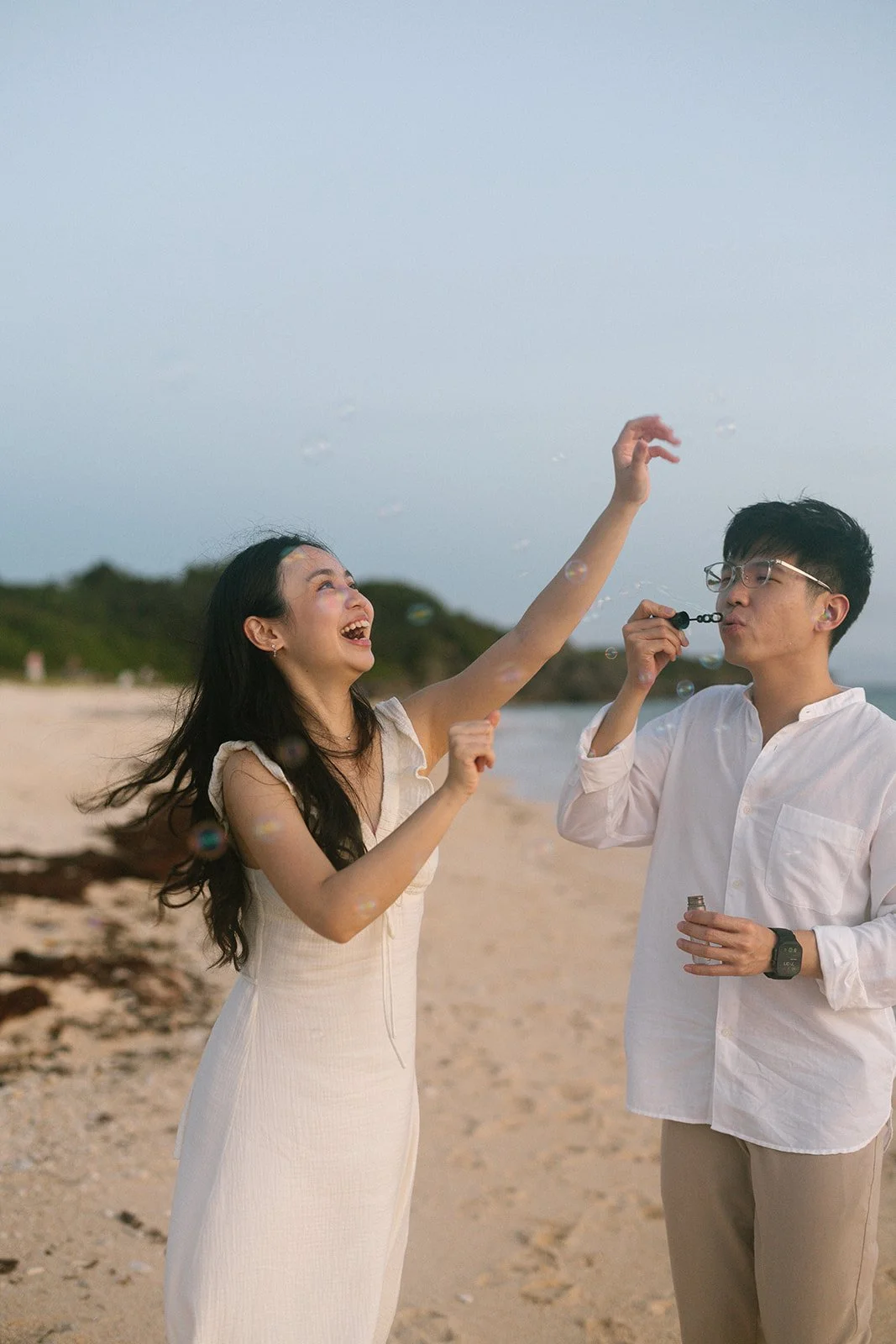 okinawa-proposal-couple-bubbles-beach-08.jpg