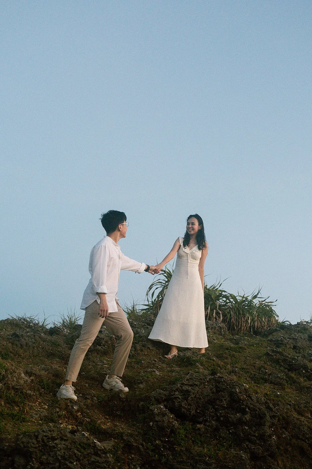 okinawa-proposal-couple-cliff-walk-dusk-07.jpg