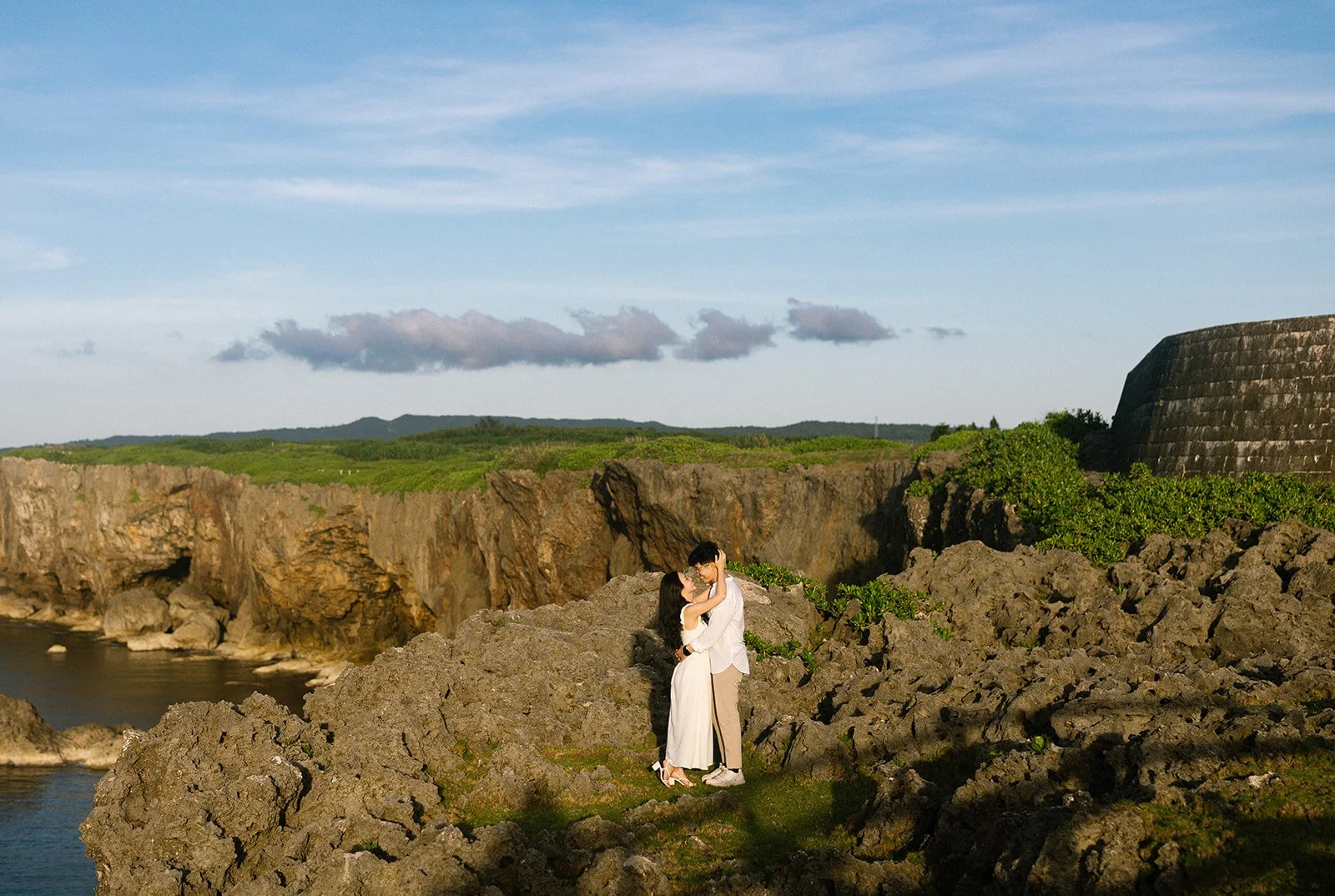 okinawa-proposal-couple-cliffs-embrace-02.jpg