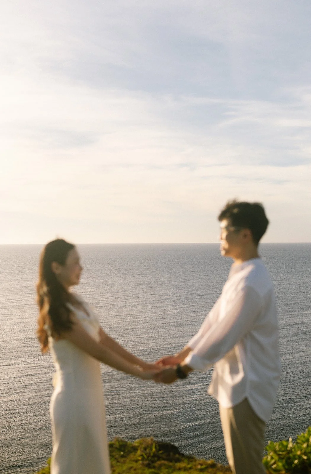 okinawa-proposal-couple-holding-hands-cliff-16.jpg