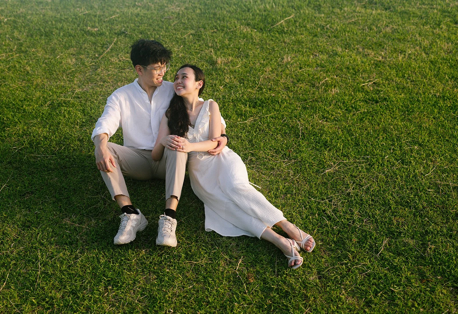 okinawa-proposal-couple-sitting-grass-04.jpg