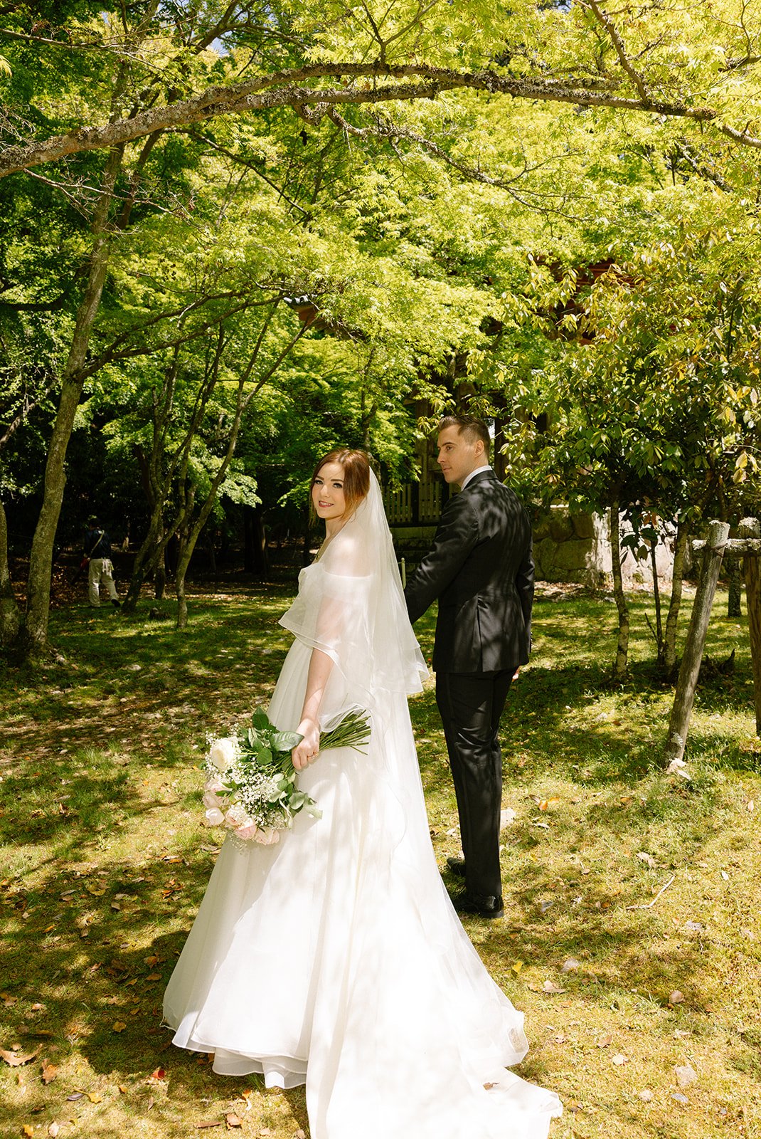 kyoto-prewedding-couple-garden-glance-07.jpg