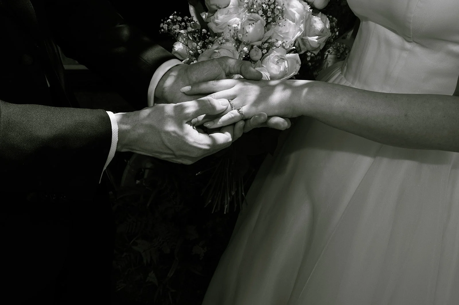 kyoto-prewedding-couple-hands-ring-bw-06.jpg