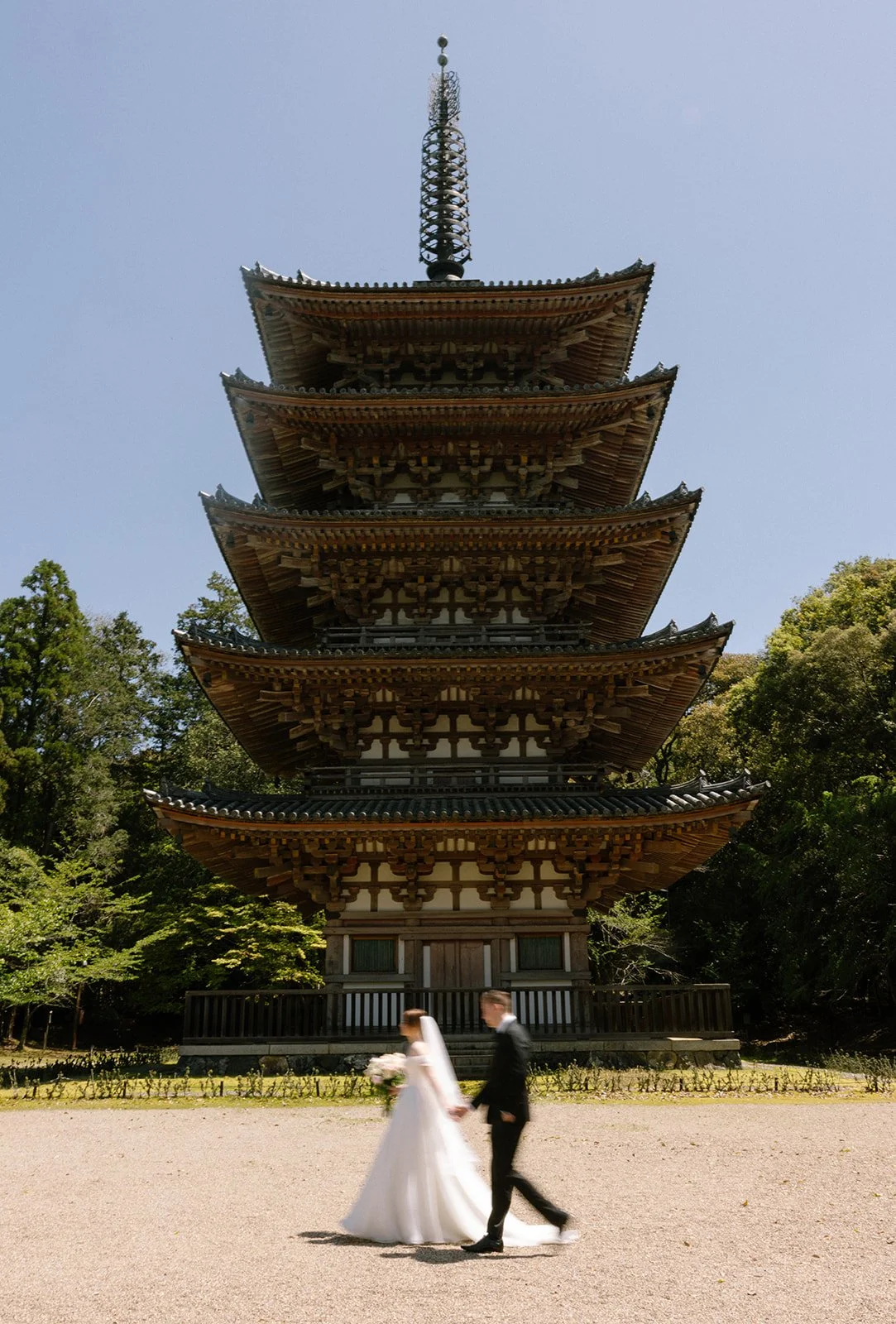 kyoto-prewedding-couple-pagoda-walking-02.jpg