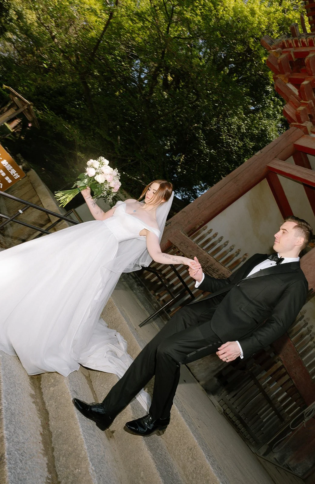 kyoto-prewedding-couple-stairs-dip-11.jpg