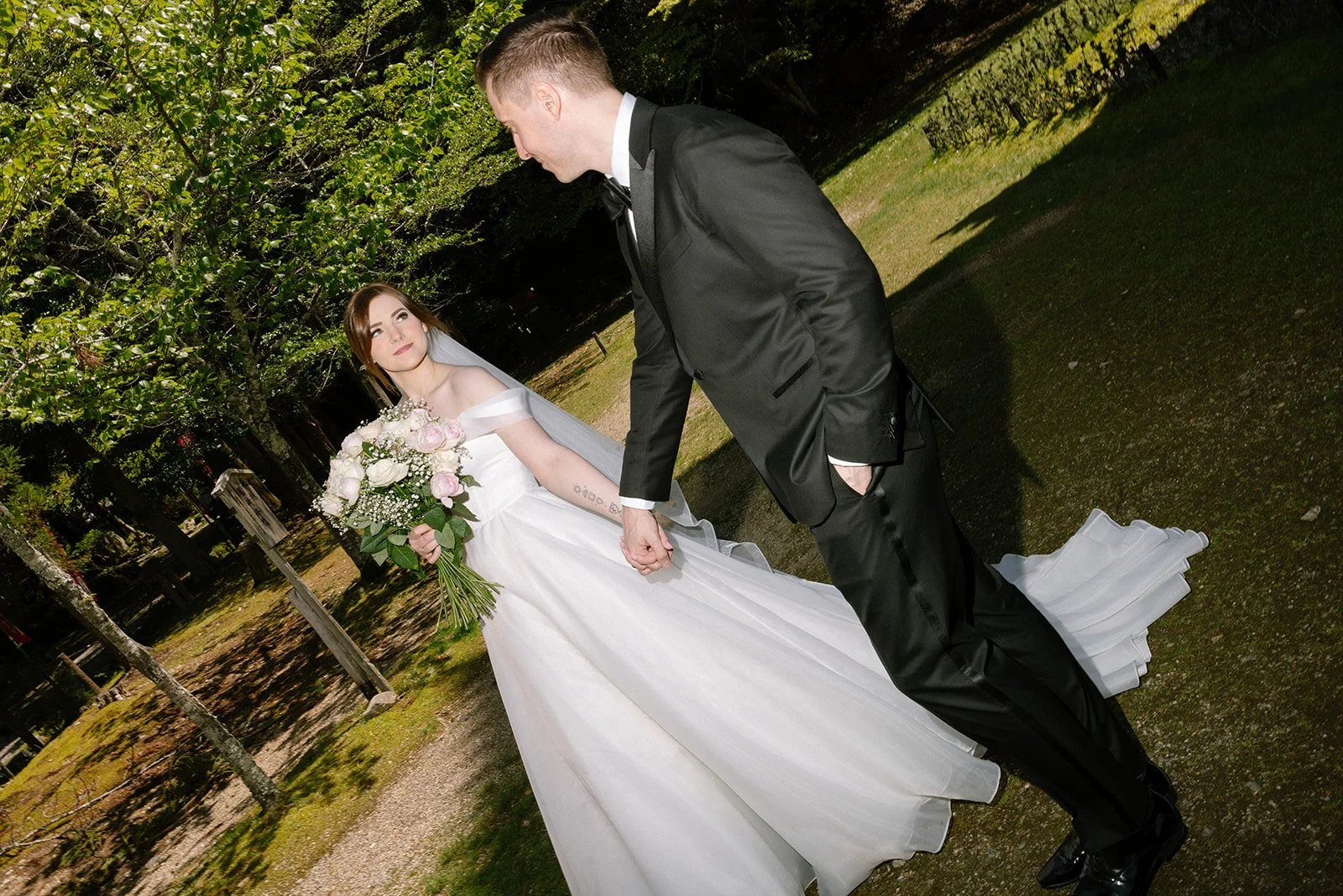 	kyoto-prewedding-couple-walking-dynamic-08.jpg