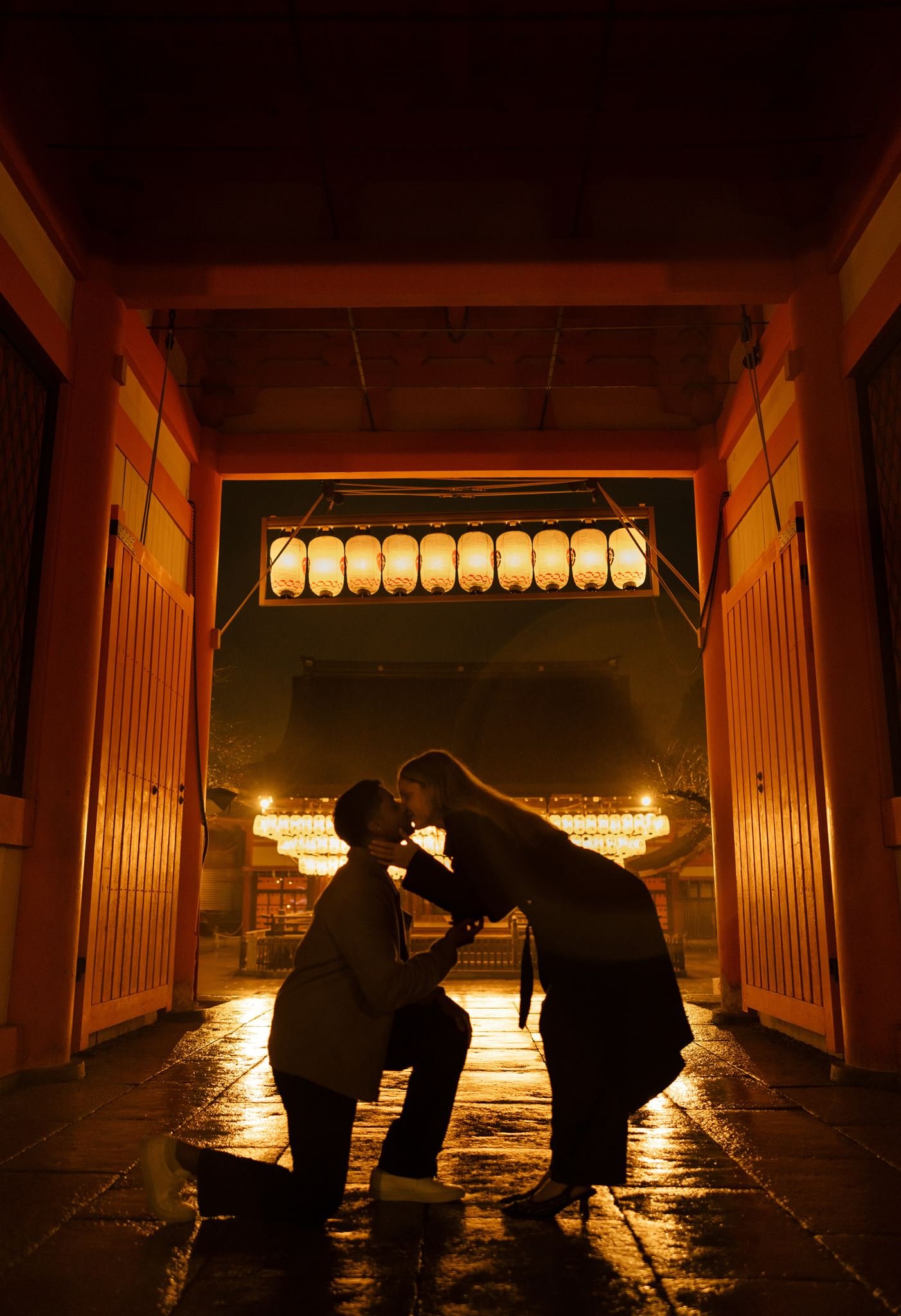 gion-proposal-couple-kiss-gate-silhouette-03.jpg