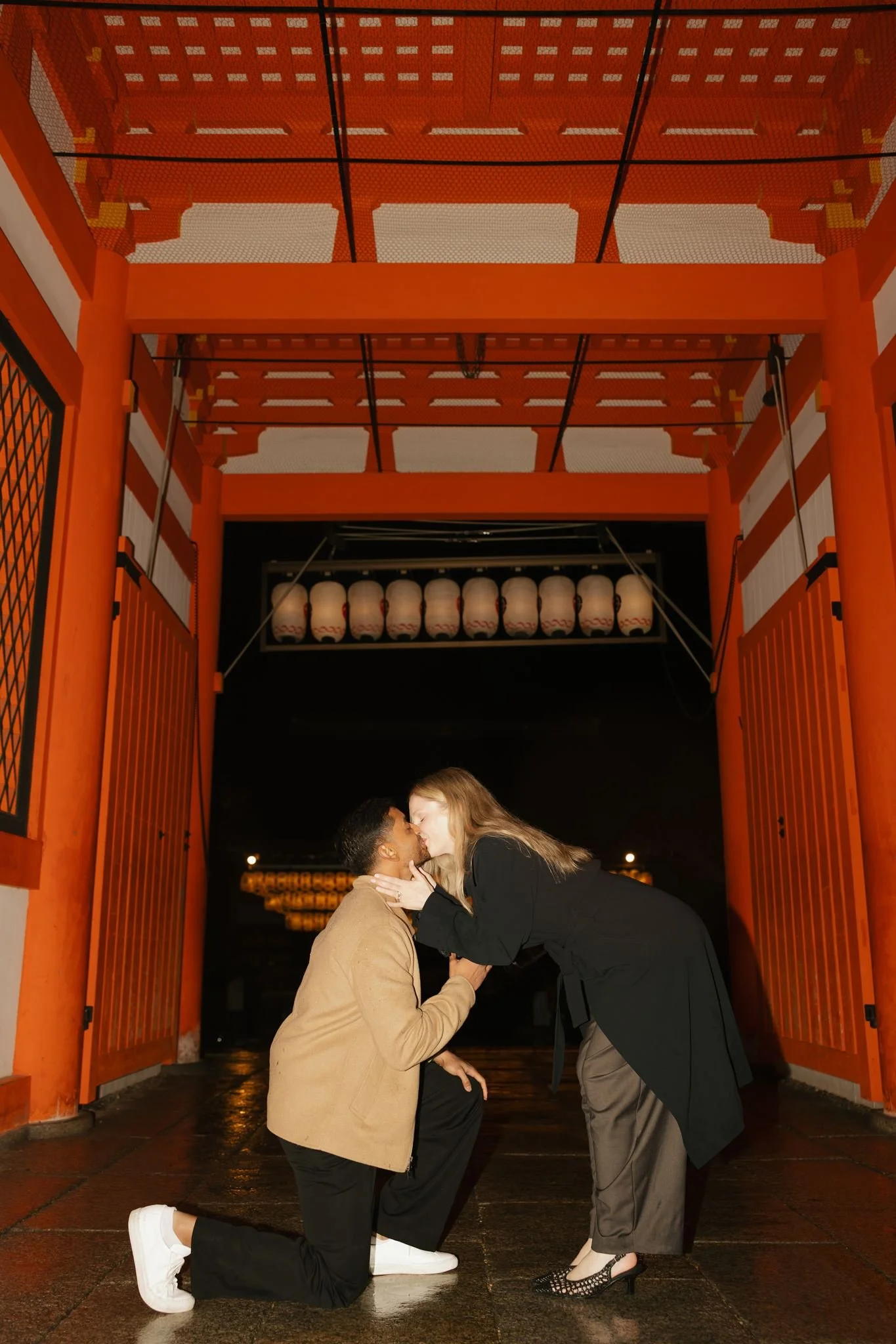 kyoto-proposal-couple-kiss-gate-wide-11.jpg