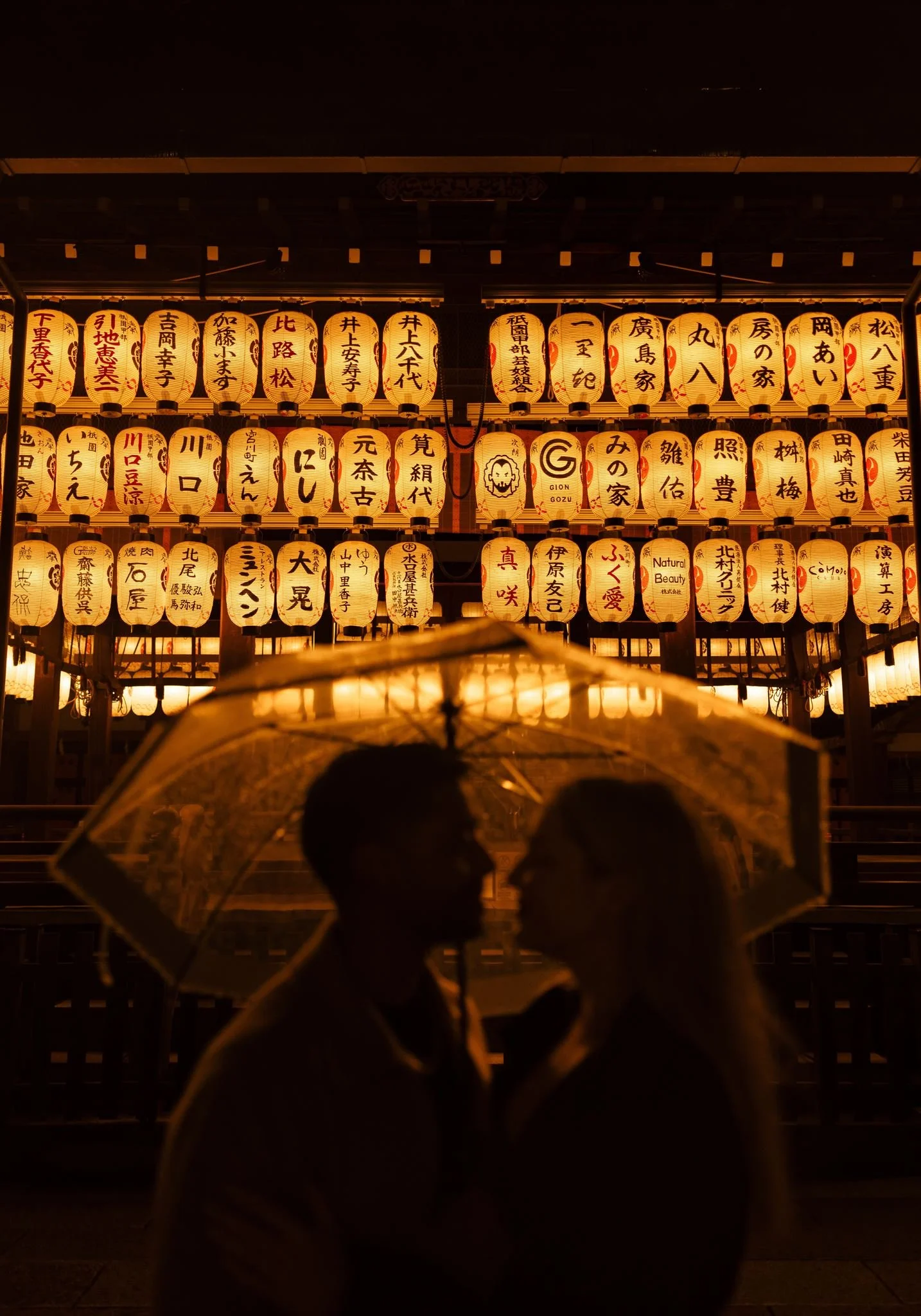 kyoto-proposal-couple-kiss-lanterns-05.jpg