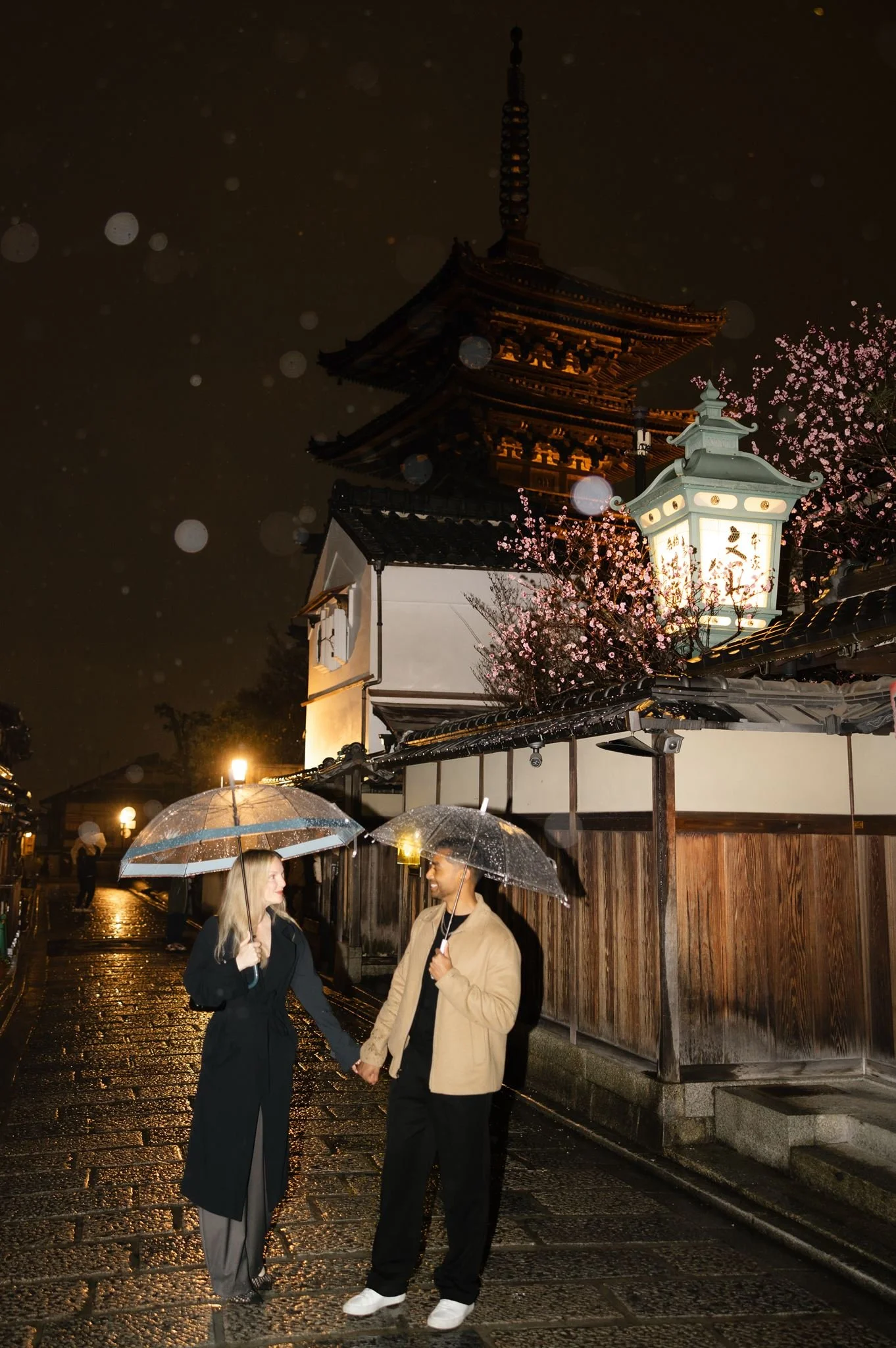 kyoto-proposal-couple-umbrellas-blossoms-06.jpg
