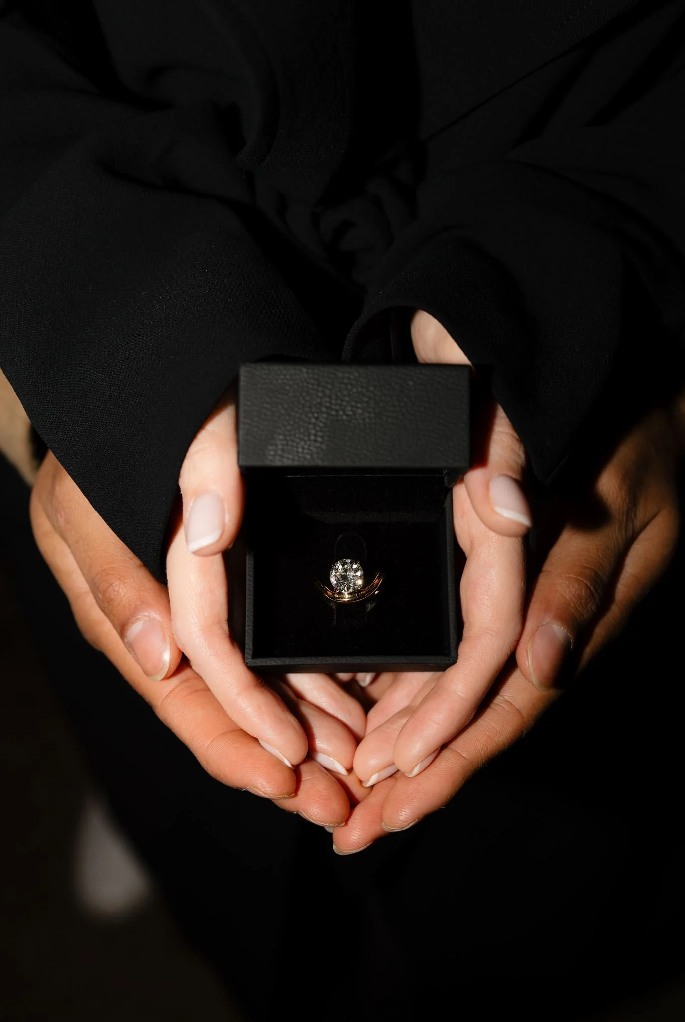 kyoto-proposal-ring-box-hands-02.jpg