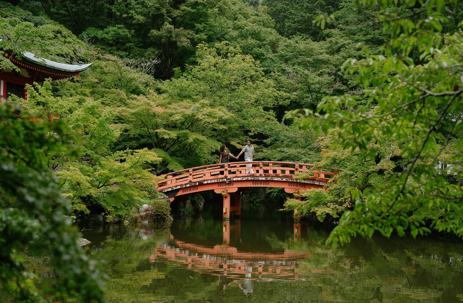 daigoji-proposal-couple-bridge-wide-12.jpg
