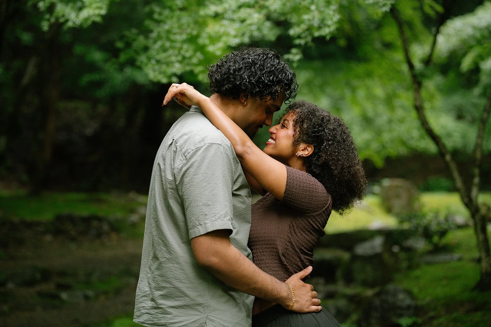 daigoji-proposal-couple-embrace-08.jpg