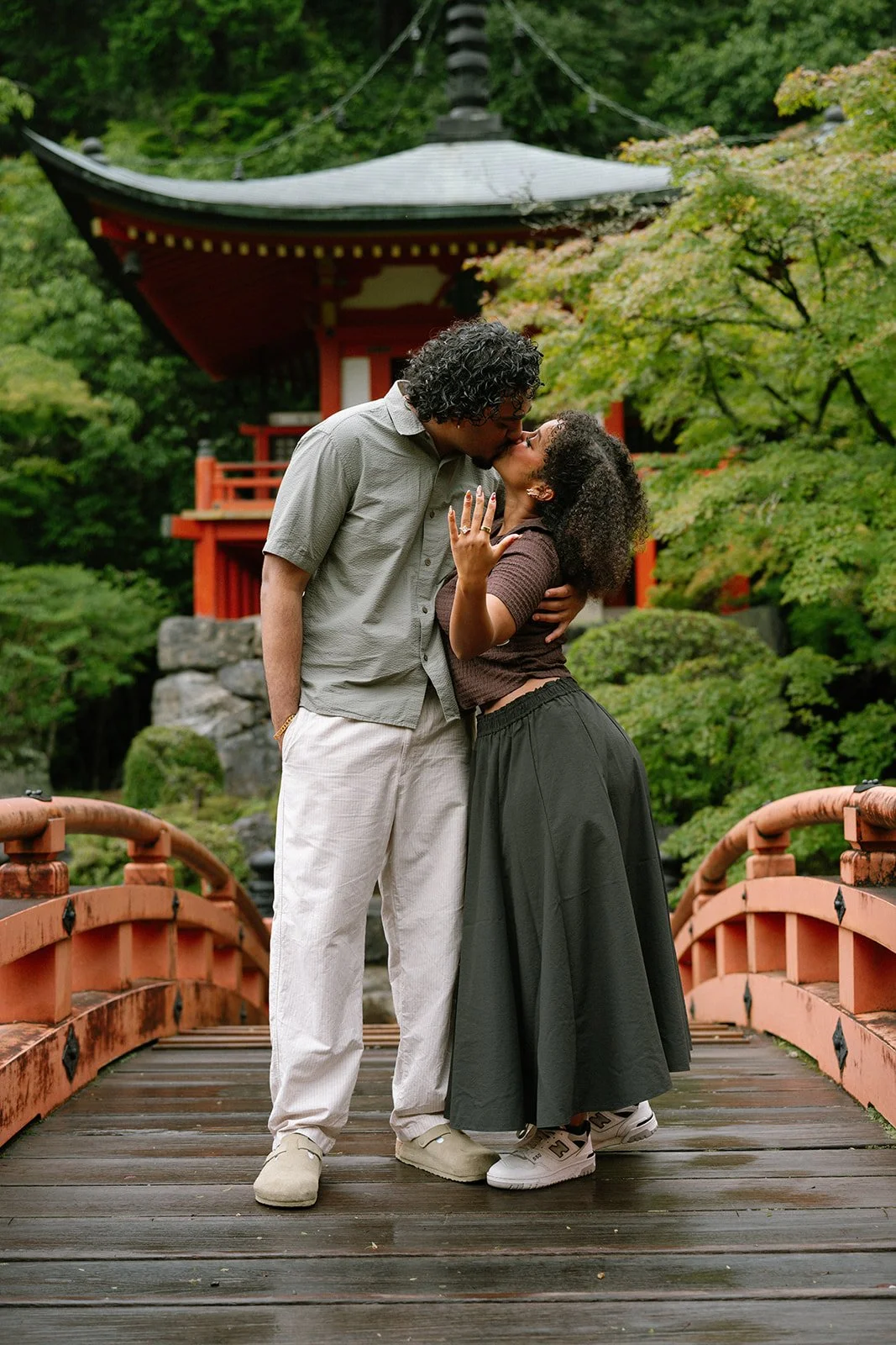 daigoji-proposal-couple-kiss-bridge-02.jpg