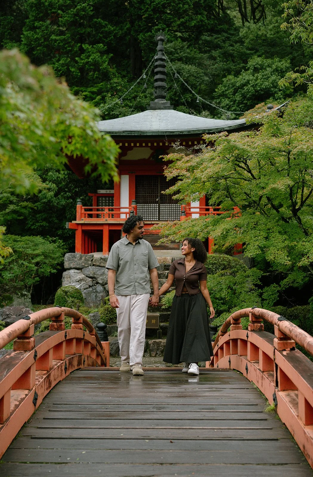 daigoji-proposal-couple-walking-bridge-06.jpg