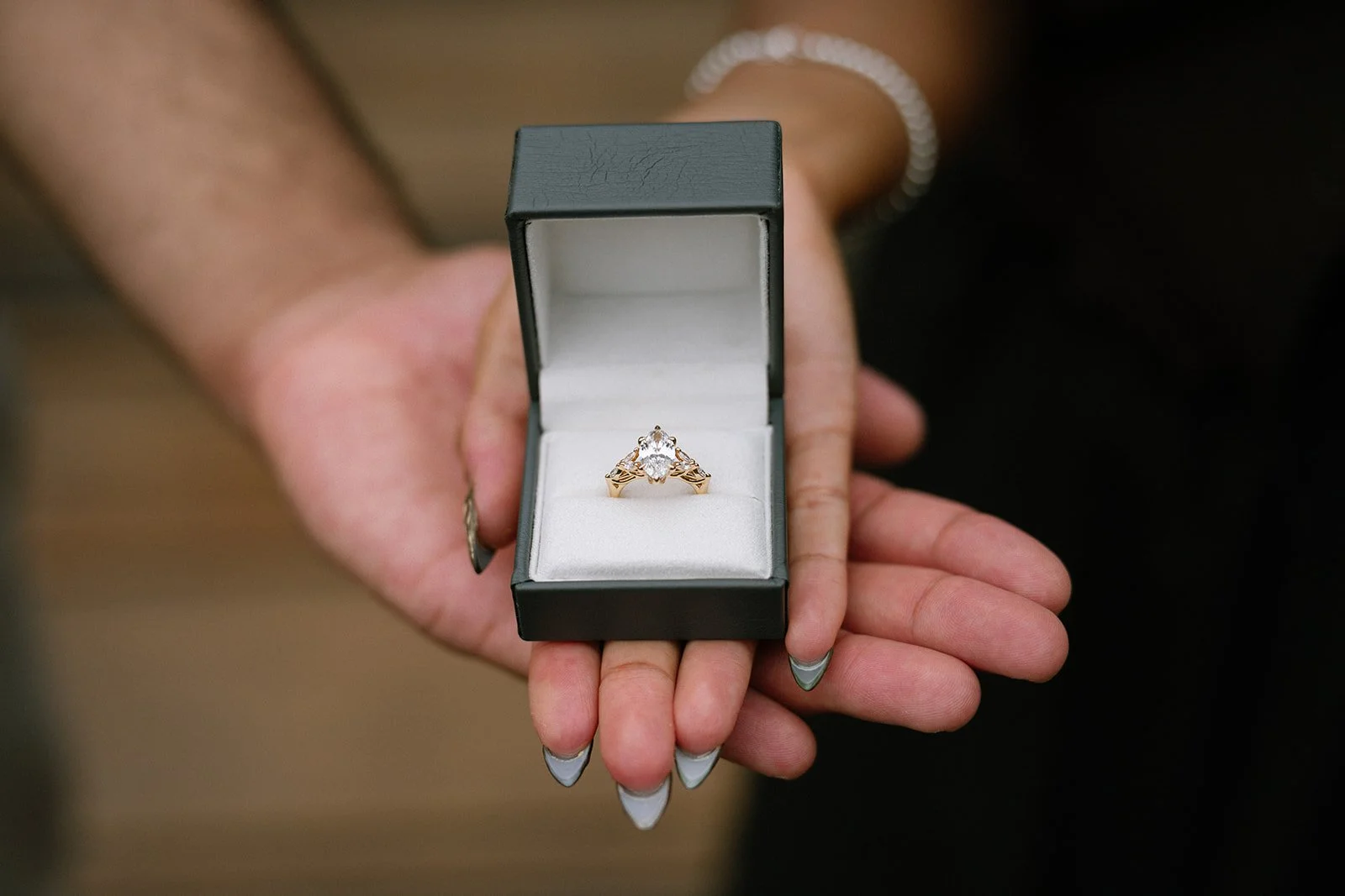 daigoji-proposal-ring-box-hands-03.jpg