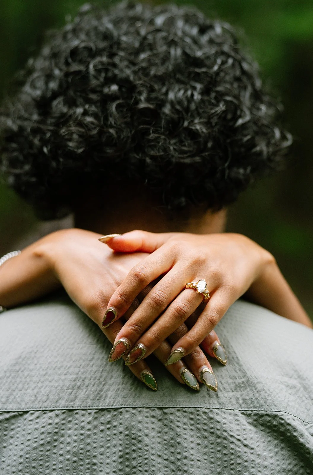 daigoji-proposal-ring-hands-shoulder-09.jpg