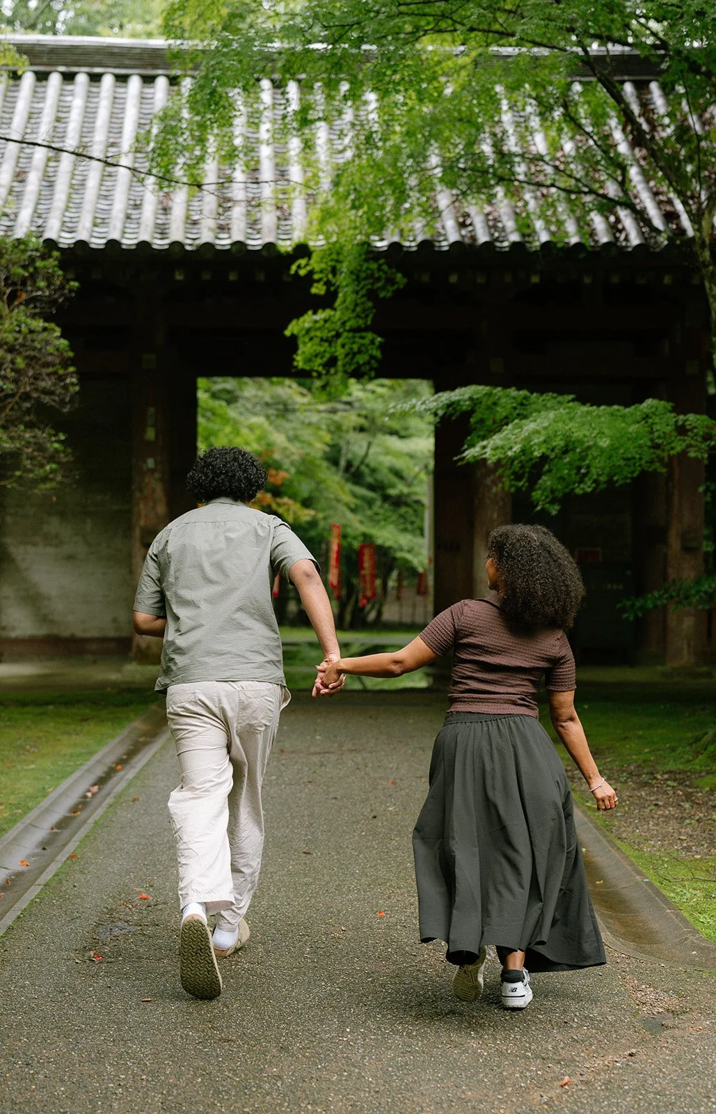 daigoji-proposal-couple-walking-gate-13.jpg