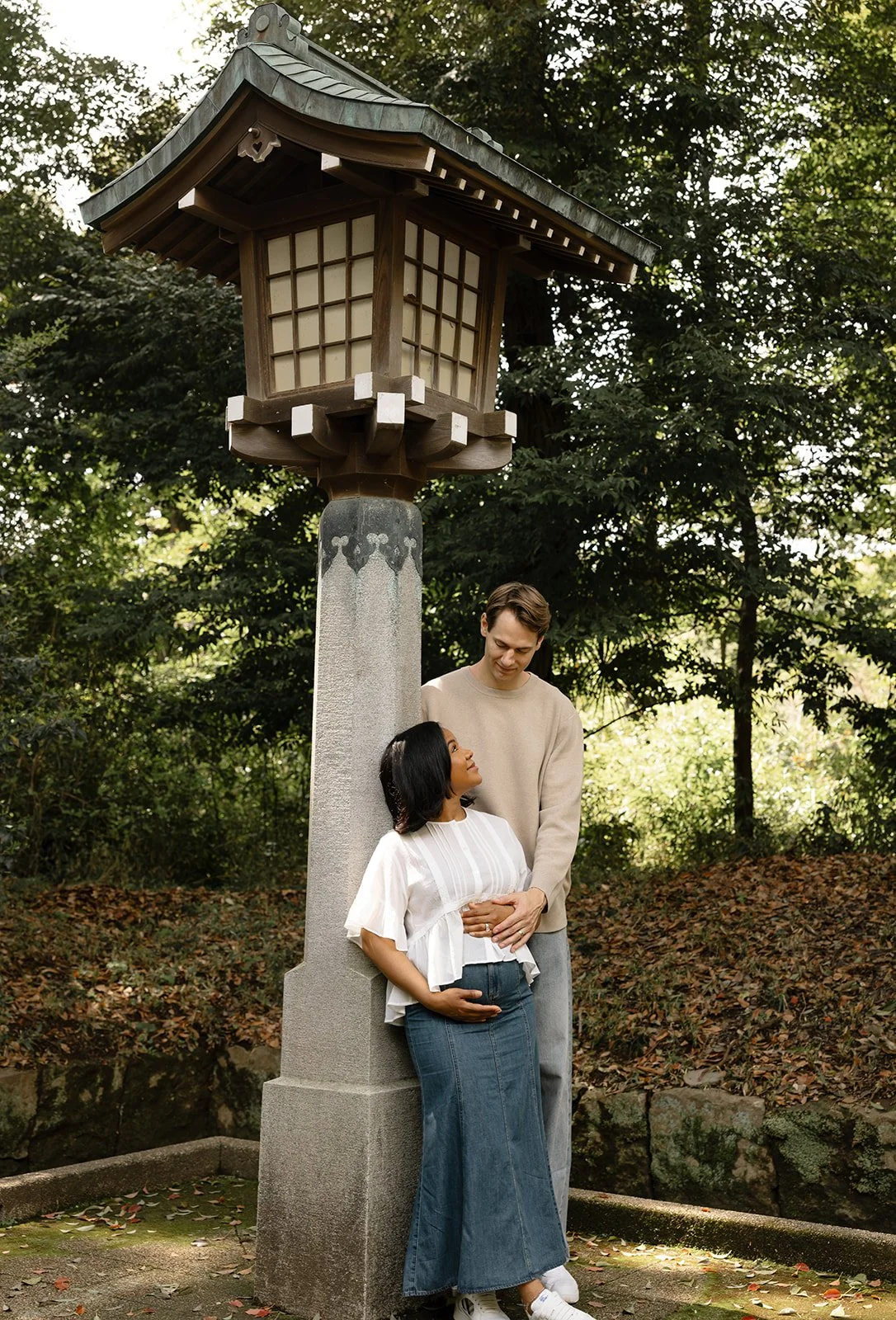 tokyo-family-couple-stone-lantern-02.jpg