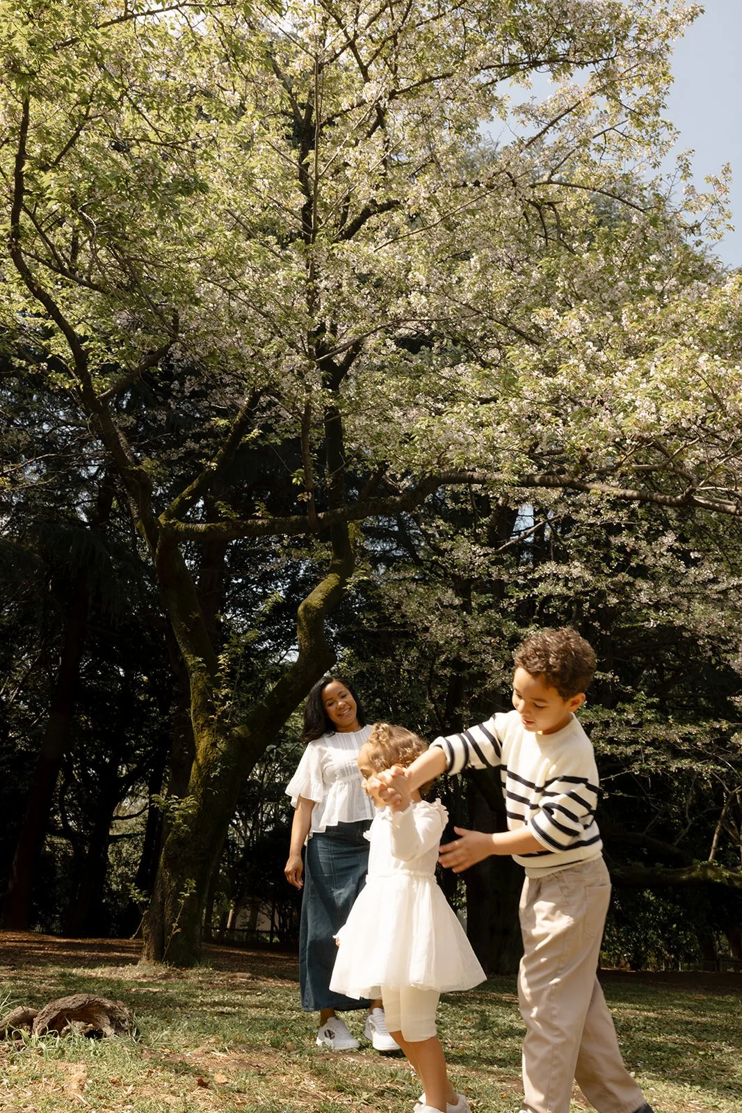 tokyo-family-kids-dancing-blossoms-14.jpg