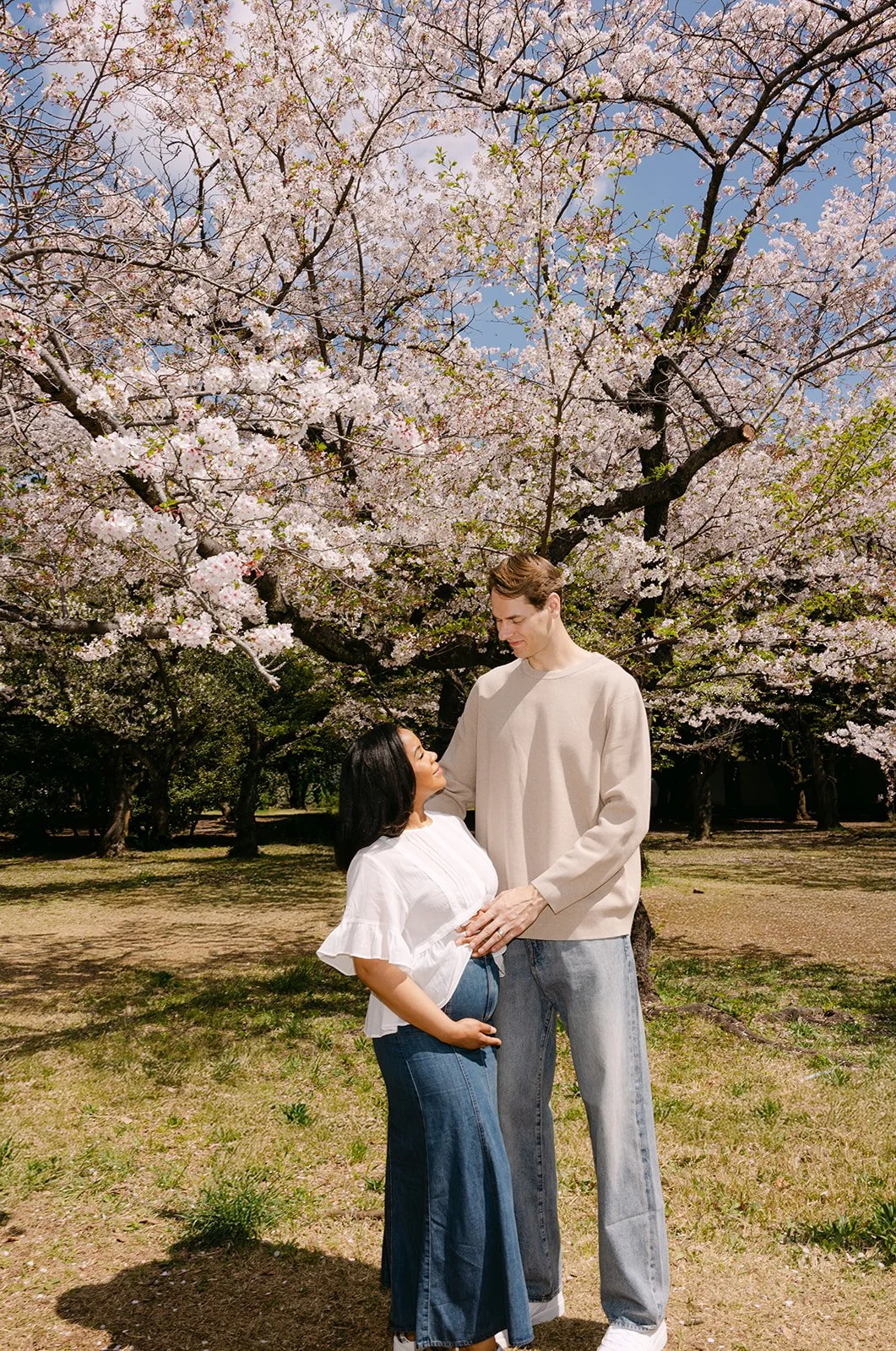 tokyo-family-parents-embrace-blossoms-17.jpg