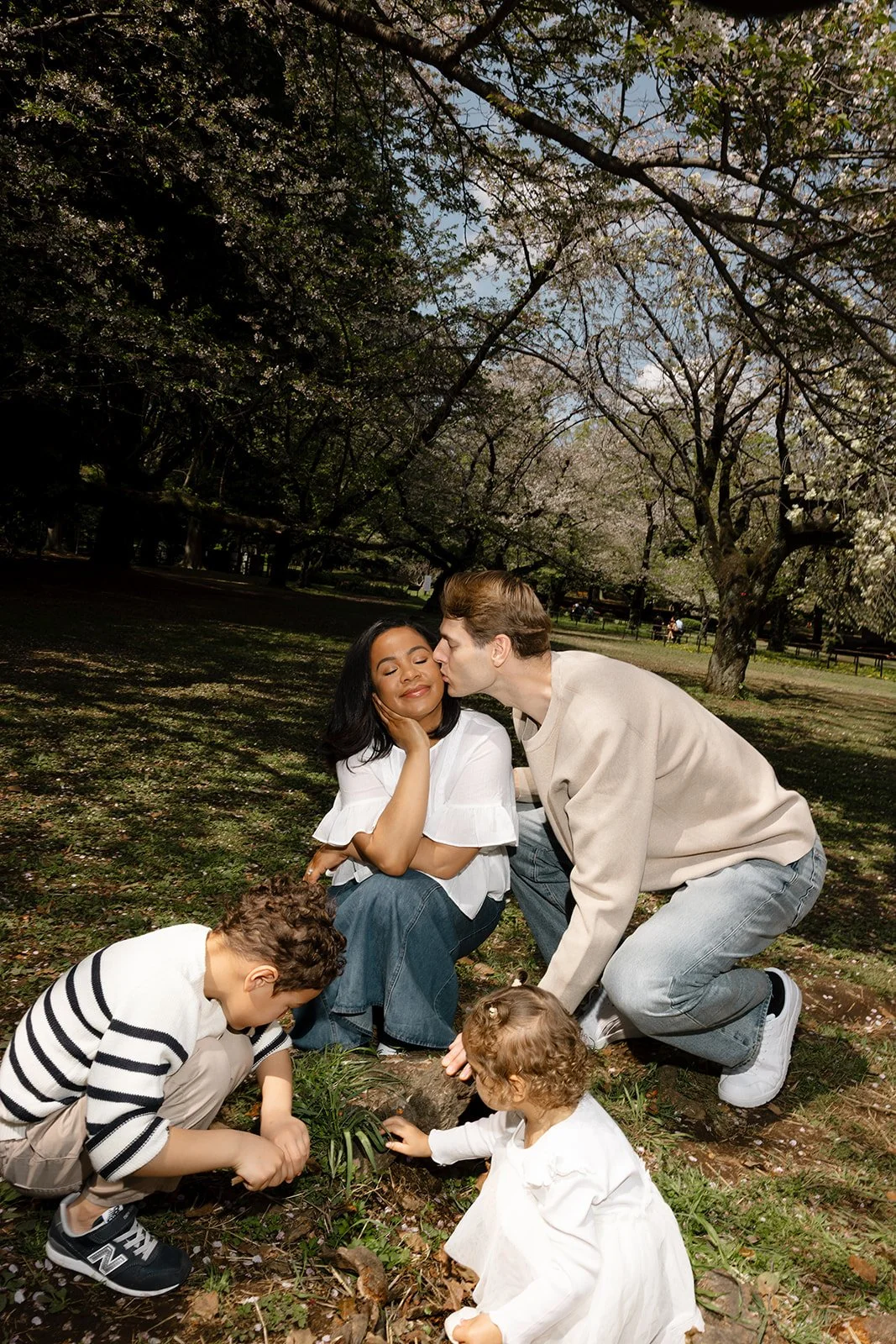 tokyo-family-parents-kiss-kids-play-15.jpg