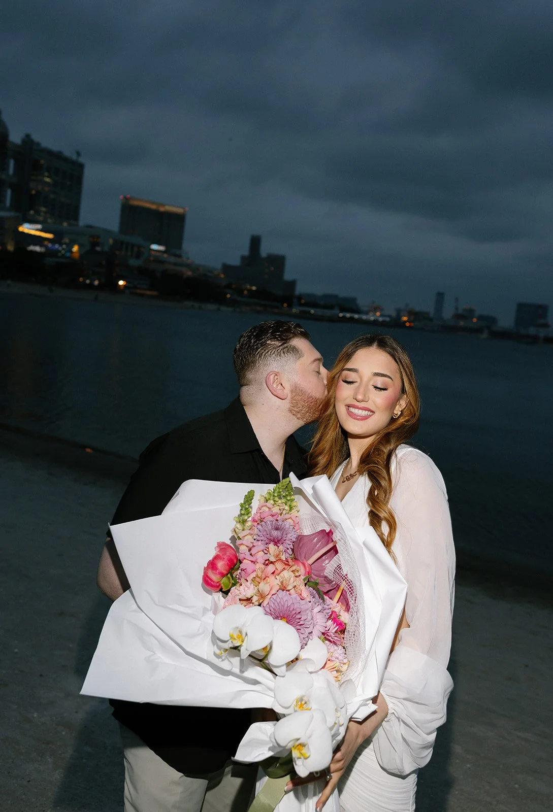 tokyo-proposal-odaiba-beach-dusk-kiss-15.jpg