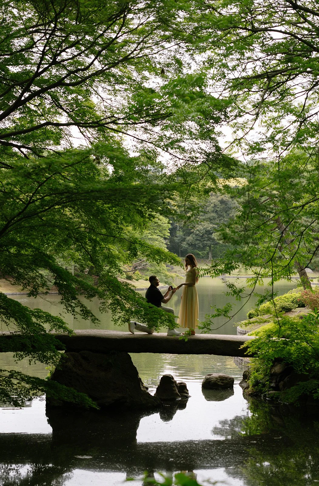 tokyo-proposal-rikugien-bridge-kneeling-07.jpg