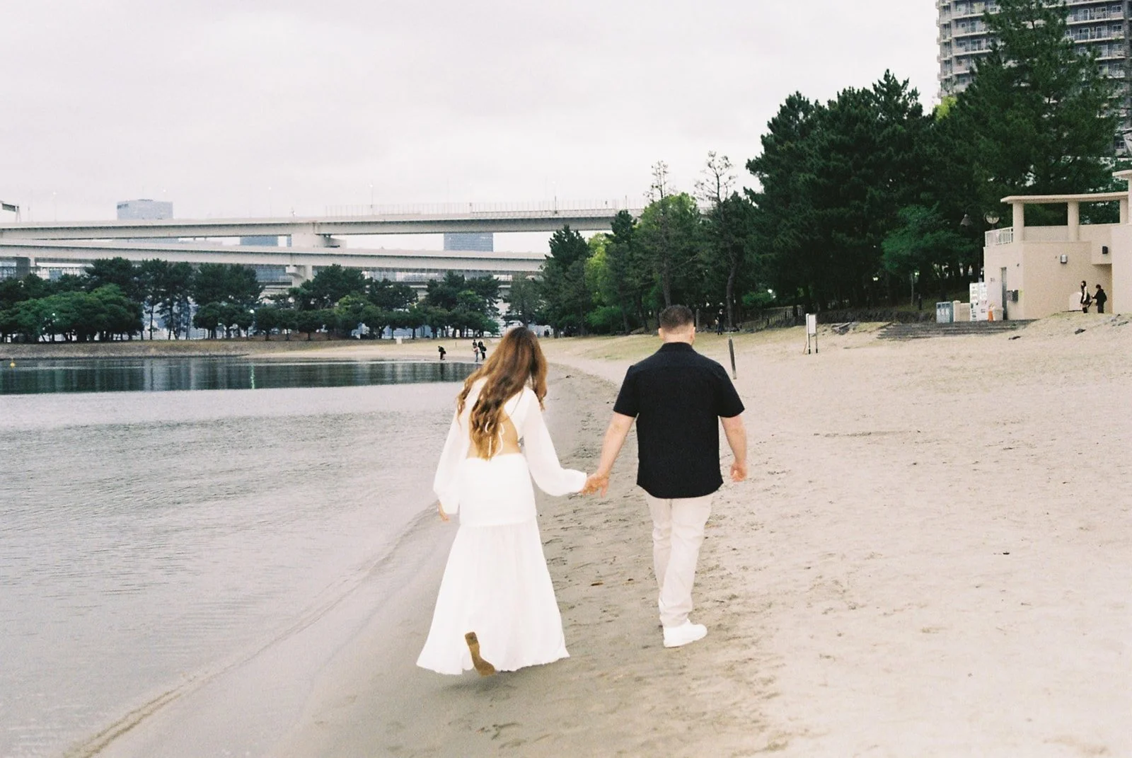 tokyo-proposal-odaiba-beach-walking-back-18.jpg