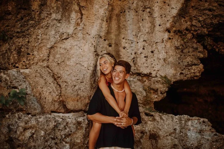 okinawa-engagement-cave-piggyback-02.jpg