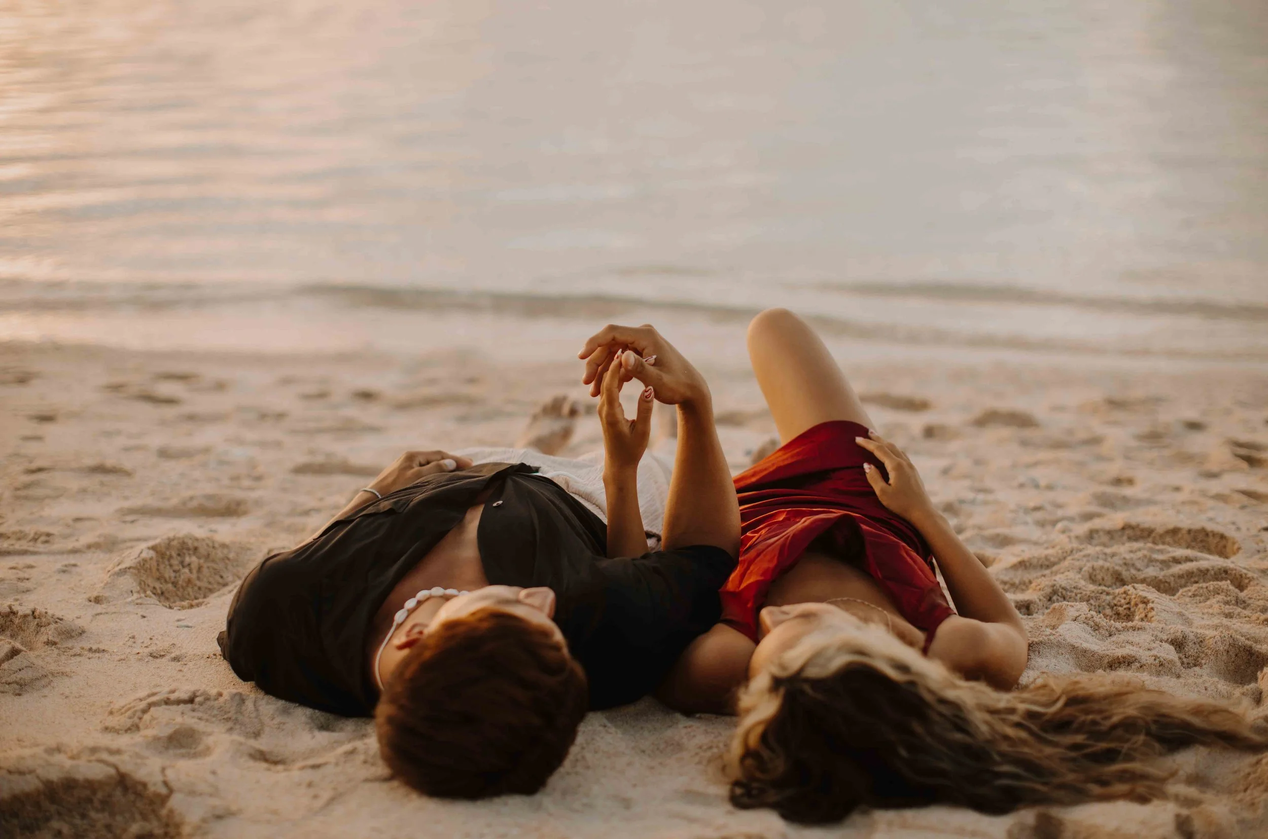 okinawa-engagement-beach-lying-hands-03.jpg