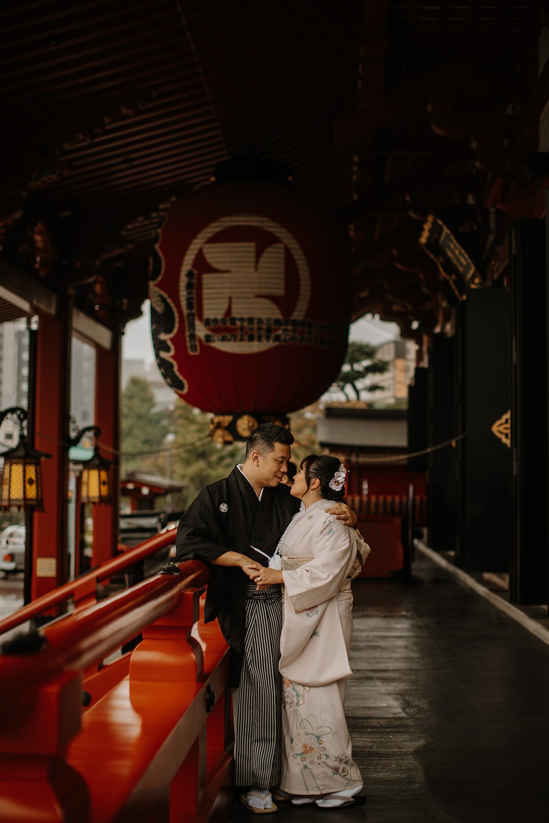 tokyo-kimono-couple-sensoji-corridor-06.jpg
