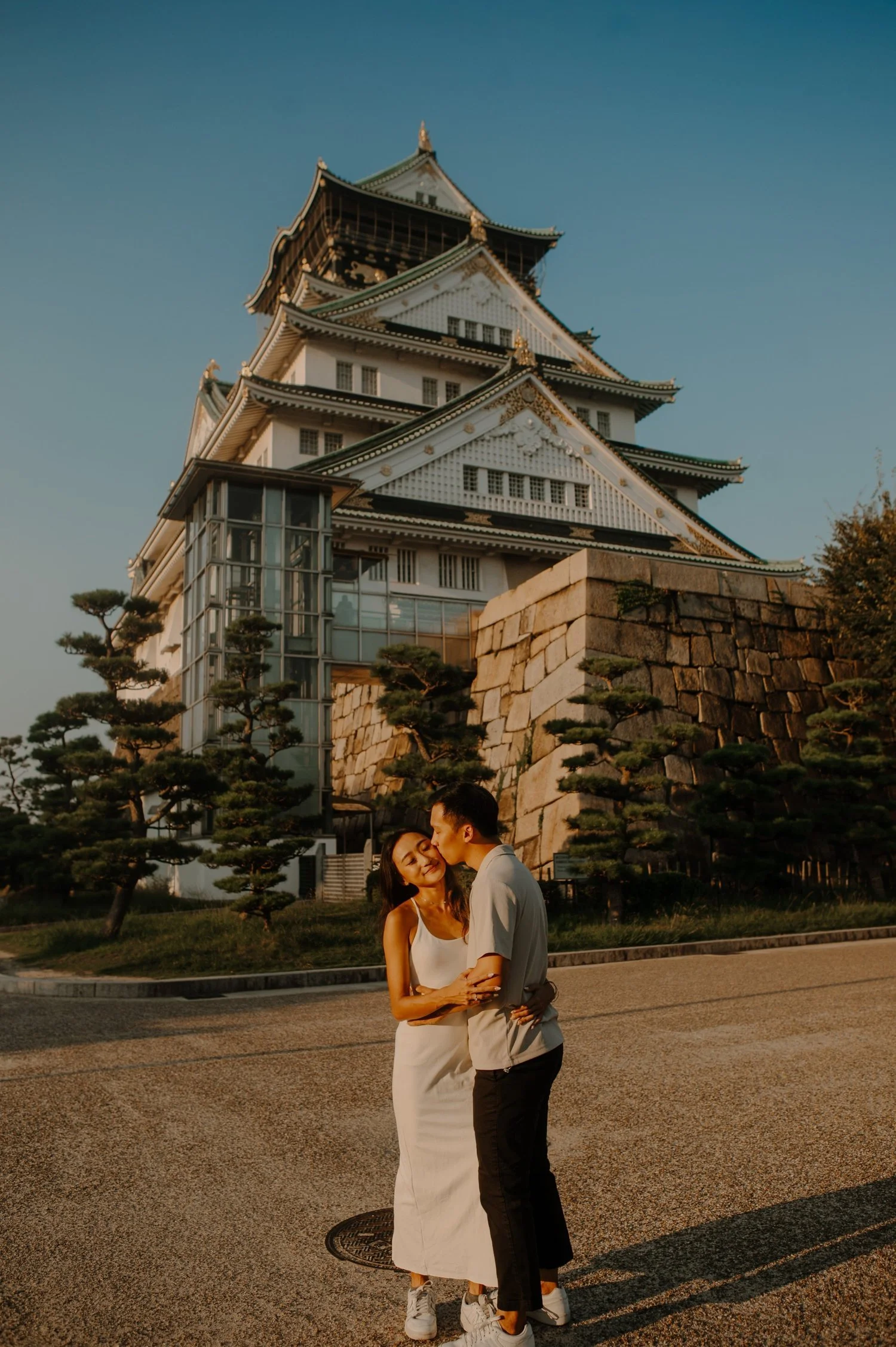 osaka-castle-couple-kiss-01.jpg