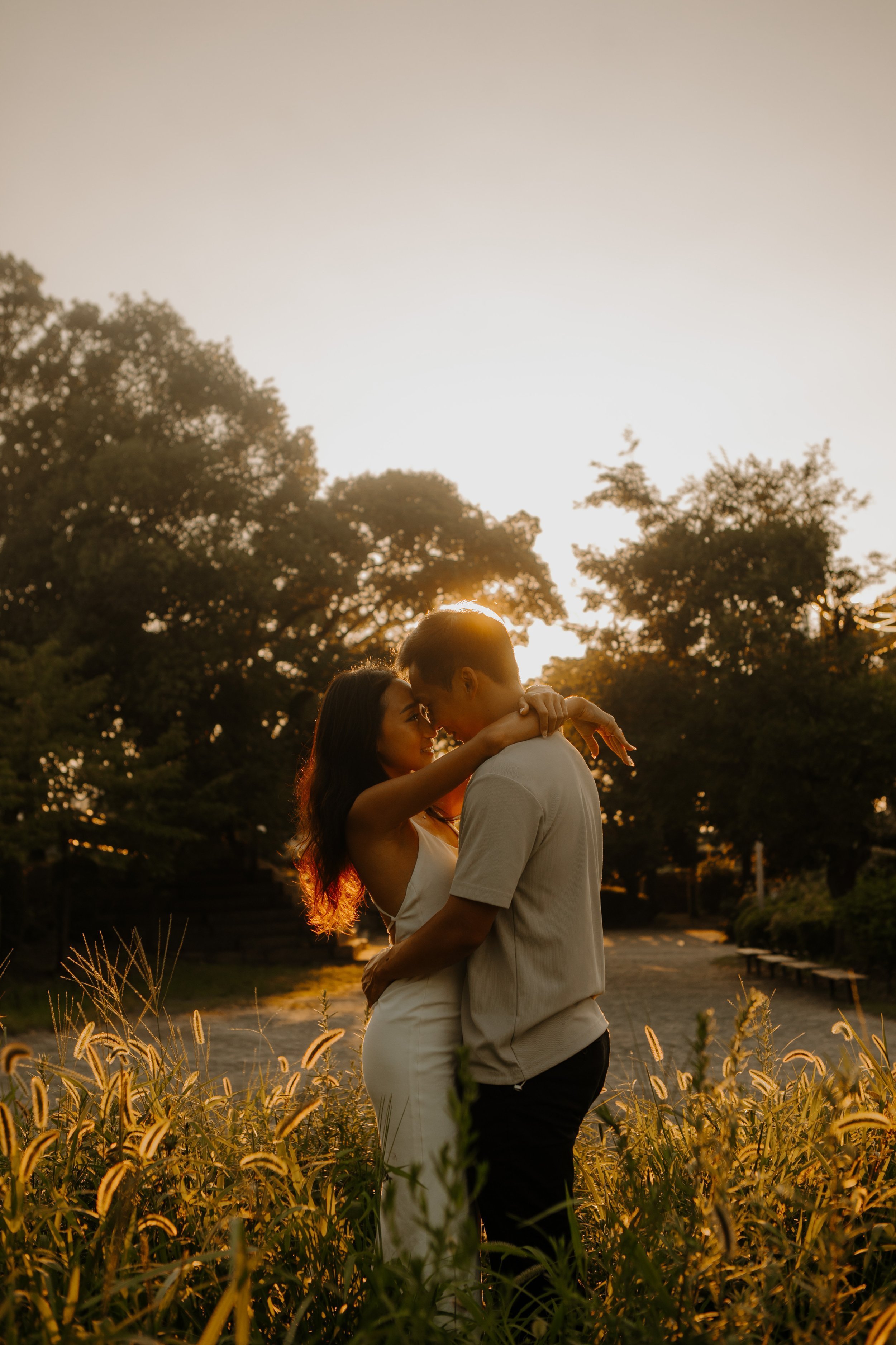 osaka-sunset-field-couple-embrace-01.jpg