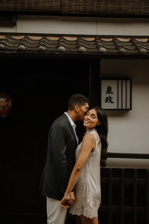 kyoto-alley-couple-kiss-01.jpg